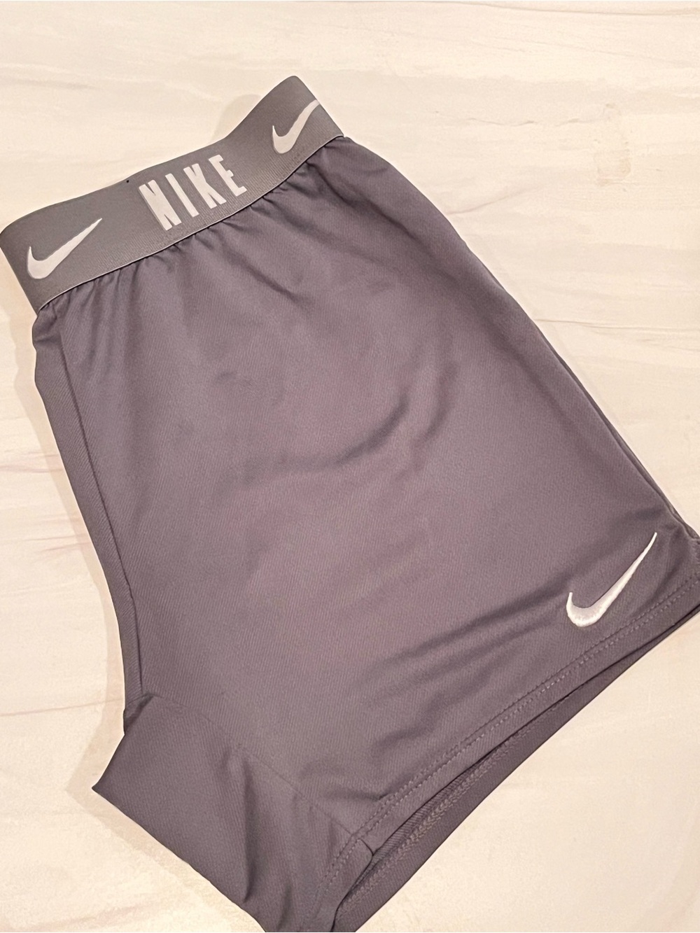 Nike girls High-Waist Performance Shorts — Gray